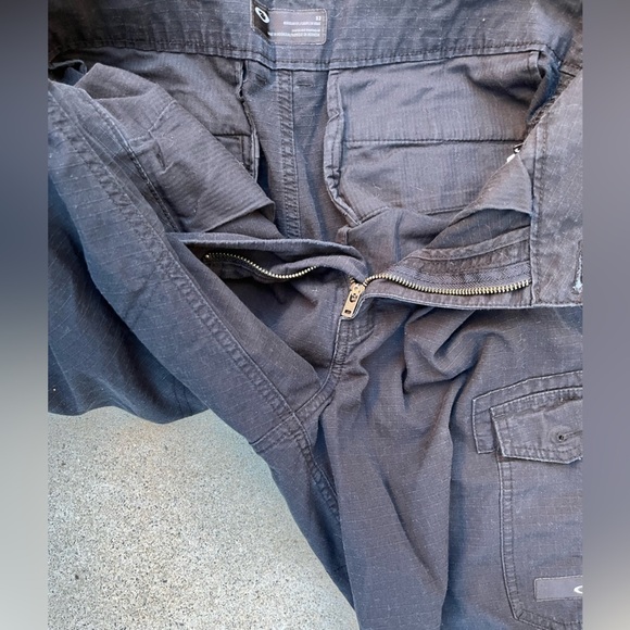 Men's Oakley Shorts Black Solid 32 Cargo Pocket Zip Beach Summer Flat Casual - Picture 8 of 11